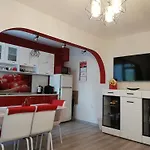 Ani - Spacious 3-bedroom Apartment, Free Parking,10 Min To Old Town 아파트 *